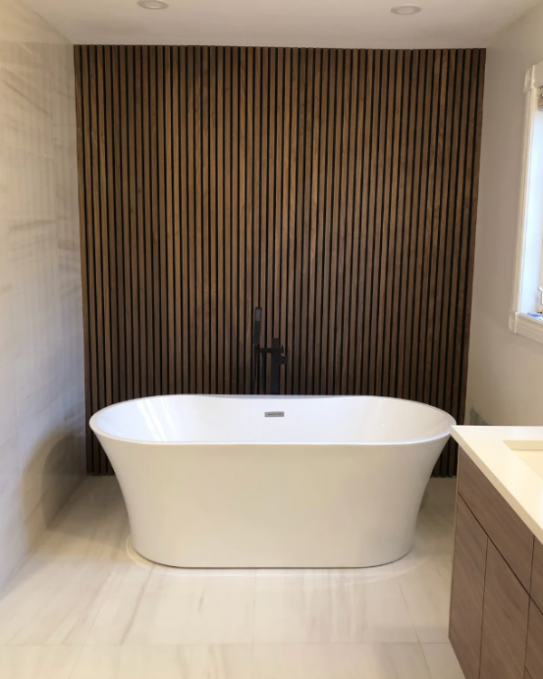 Dinding kamar mandi dengan panel kayu minimalis